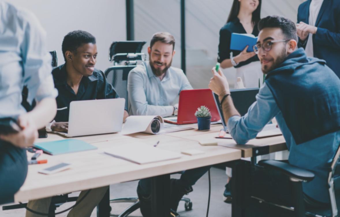 Trainer erklärt Content-Strukturen auf einem Whiteboard