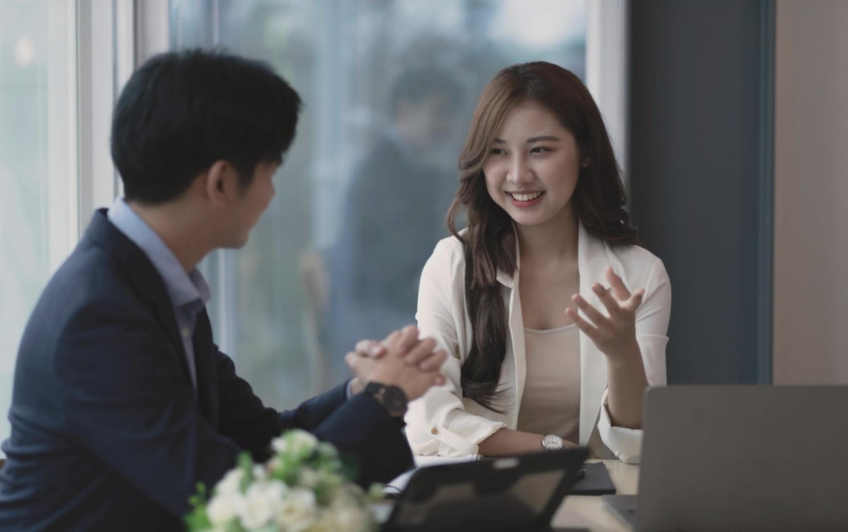 Teilnehmer arbeiten am Laptop an Content-Strategien